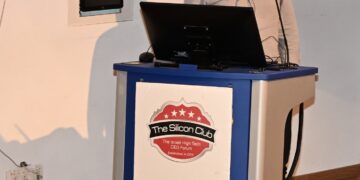 אורן לוי, מנטי רובוטיקס במפגש הסיליקון קלאב, אוקטובר 2026. צילום: שמואל אוסטר